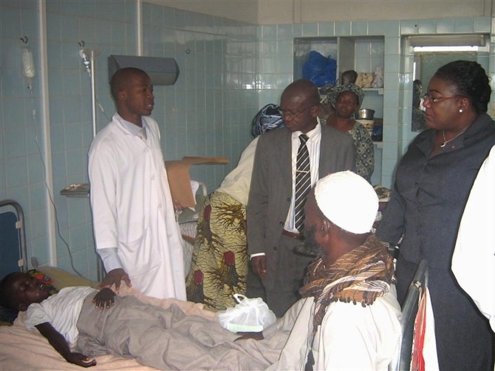 Bousculade du 31 décembre : le ministre Anne Désirée Ouloto visite les victimes au Chu de Cocody